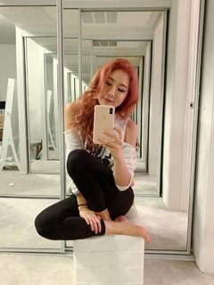 Leslie Fu feet photo thumbnail