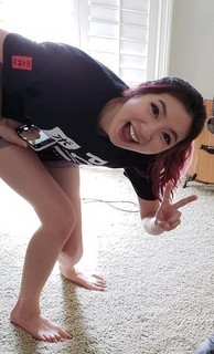 Leslie Fu feet photo thumbnail