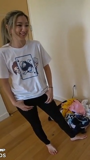 Leslie Fu feet photo thumbnail