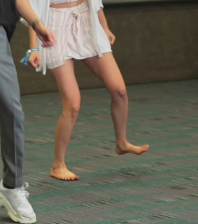 Leslie Fu feet photo thumbnail