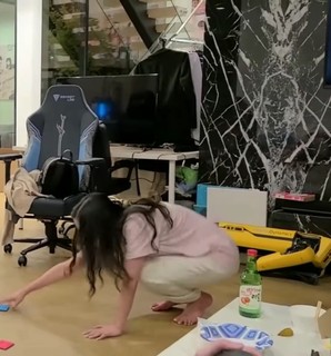 Leslie Fu feet photo thumbnail