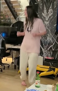 Leslie Fu feet photo thumbnail