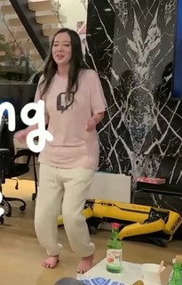 Leslie Fu feet photo thumbnail