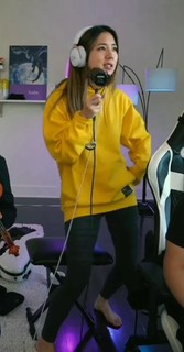 Leslie Fu feet photo thumbnail