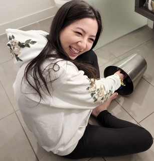 Leslie Fu feet photo thumbnail