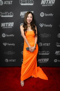 Leslie Fu feet photo thumbnail