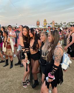 Leslie Fu feet photo thumbnail