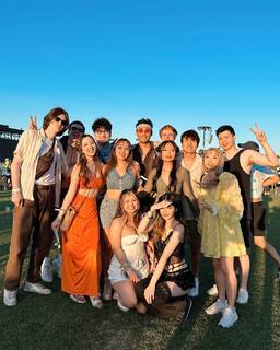 Leslie Fu feet photo thumbnail