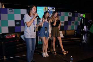 Leslie Fu feet photo thumbnail