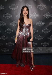 Leslie Fu feet photo thumbnail