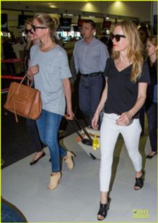 Leslie Mann feet photo thumbnail