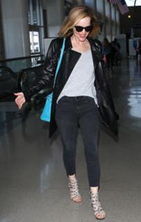 Leslie Mann feet photo thumbnail