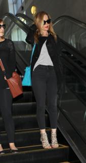 Leslie Mann feet photo thumbnail