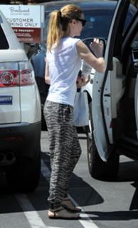 Leslie Mann feet photo thumbnail