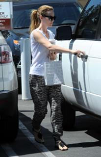 Leslie Mann feet photo thumbnail