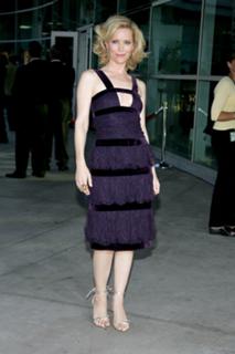 Leslie Mann feet photo thumbnail
