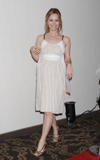Leslie Mann feet photo thumbnail