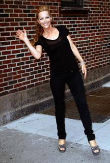 Leslie Mann feet photo thumbnail