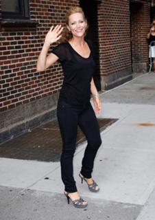 Leslie Mann feet photo thumbnail