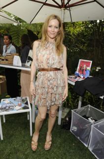 Leslie Mann feet photo thumbnail