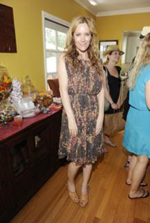 Leslie Mann feet photo thumbnail