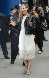 Leslie Mann feet photo thumbnail