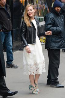 Leslie Mann feet photo thumbnail