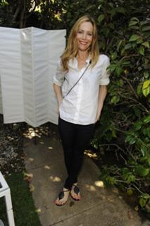 Leslie Mann feet photo thumbnail