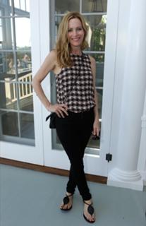 Leslie Mann feet photo thumbnail