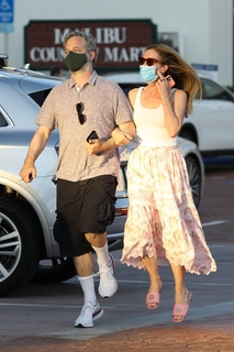 Leslie Mann feet photo thumbnail