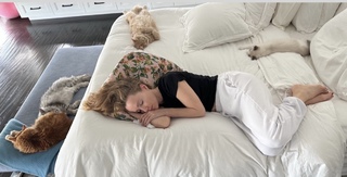 Leslie Mann feet photo thumbnail