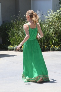 Leslie Mann feet photo thumbnail