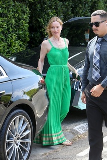 Leslie Mann feet photo thumbnail