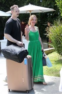 Leslie Mann feet photo thumbnail