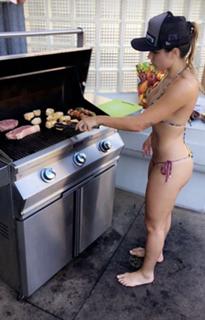 Letícia Bufoni feet photo thumbnail