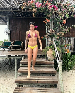 Letícia Bufoni feet photo thumbnail