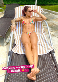 Letícia Bufoni feet photo thumbnail