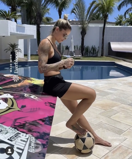 Letícia Bufoni feet photo thumbnail