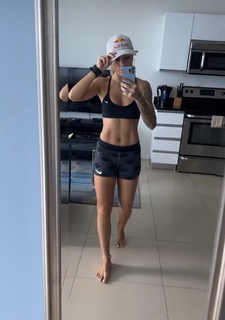 Letícia Bufoni feet photo thumbnail