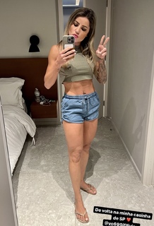 Letícia Bufoni feet photo thumbnail