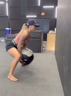 Letícia Bufoni feet photo thumbnail