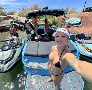 Letícia Bufoni feet photo thumbnail