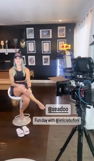 Letícia Bufoni feet photo thumbnail