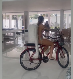 Letícia Bufoni feet photo thumbnail