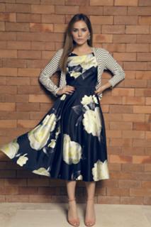 Letícia Colin feet photo thumbnail