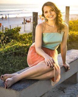 Letícia Colin feet photo thumbnail