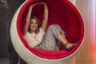 Letícia Colin feet photo thumbnail