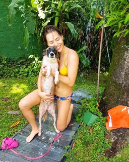 Letícia Colin feet photo thumbnail