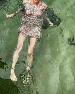 Letícia Colin feet photo thumbnail