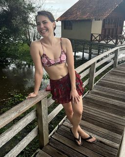 Letícia Colin feet photo thumbnail